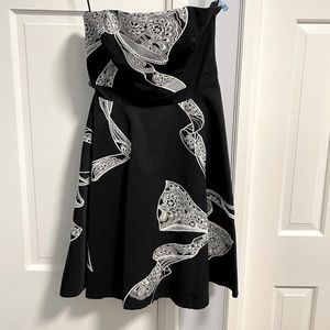 Strapless embroidered short dress